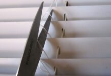 Hun tager en saks og klipper i sine persienner – men resultatet efter næste trin er genialt!