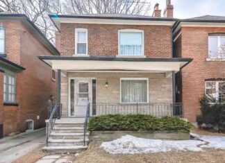 96-årig kvinde vil sælge sit hus: Ejendomsmægleren taber mælet, da han åbner døren.